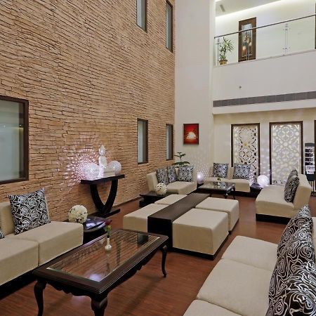 Hotel Ds Clarks Inn Гургаон Екстериор снимка