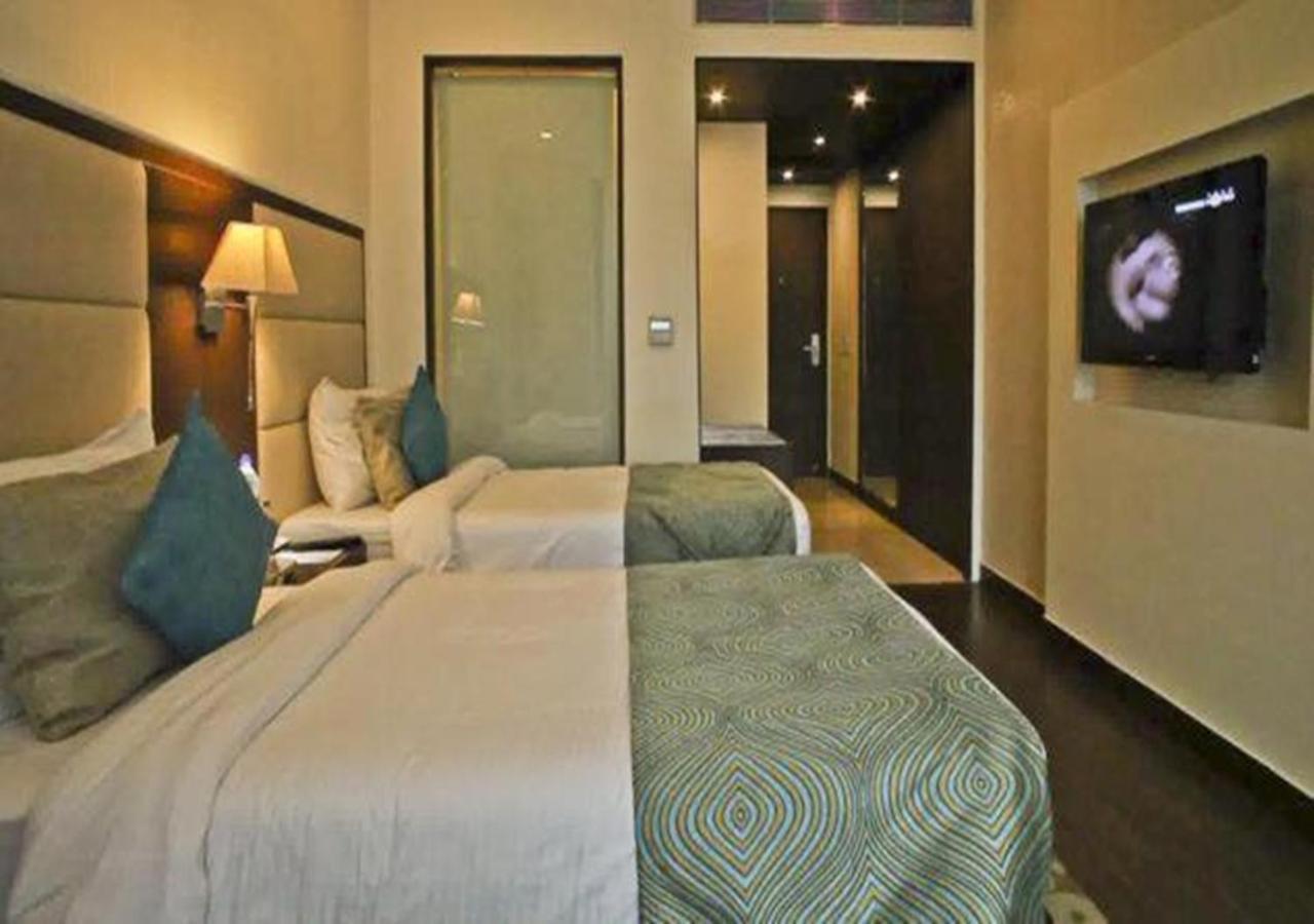 Hotel Ds Clarks Inn Гургаон Екстериор снимка