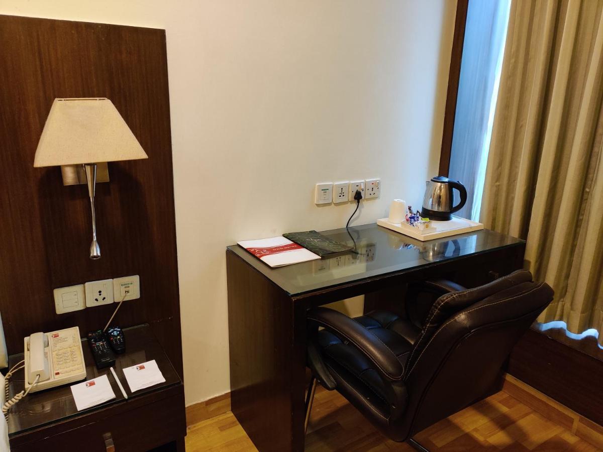 Hotel Ds Clarks Inn Гургаон Екстериор снимка