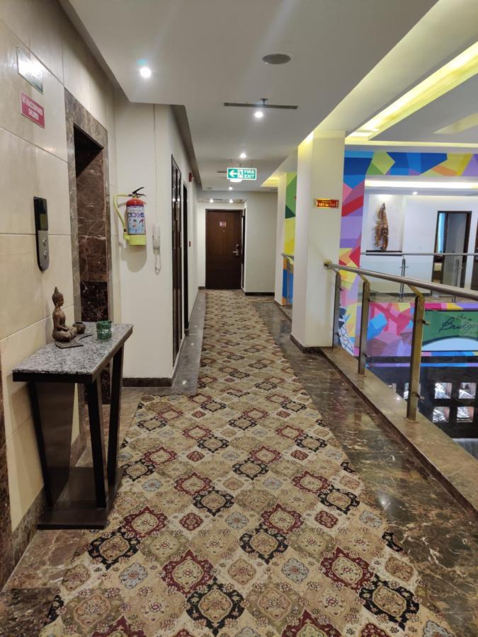 Hotel Ds Clarks Inn Гургаон Екстериор снимка