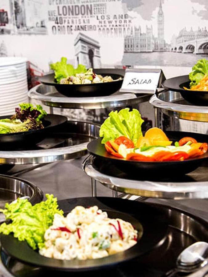 Hotel Ds Clarks Inn Гургаон Екстериор снимка