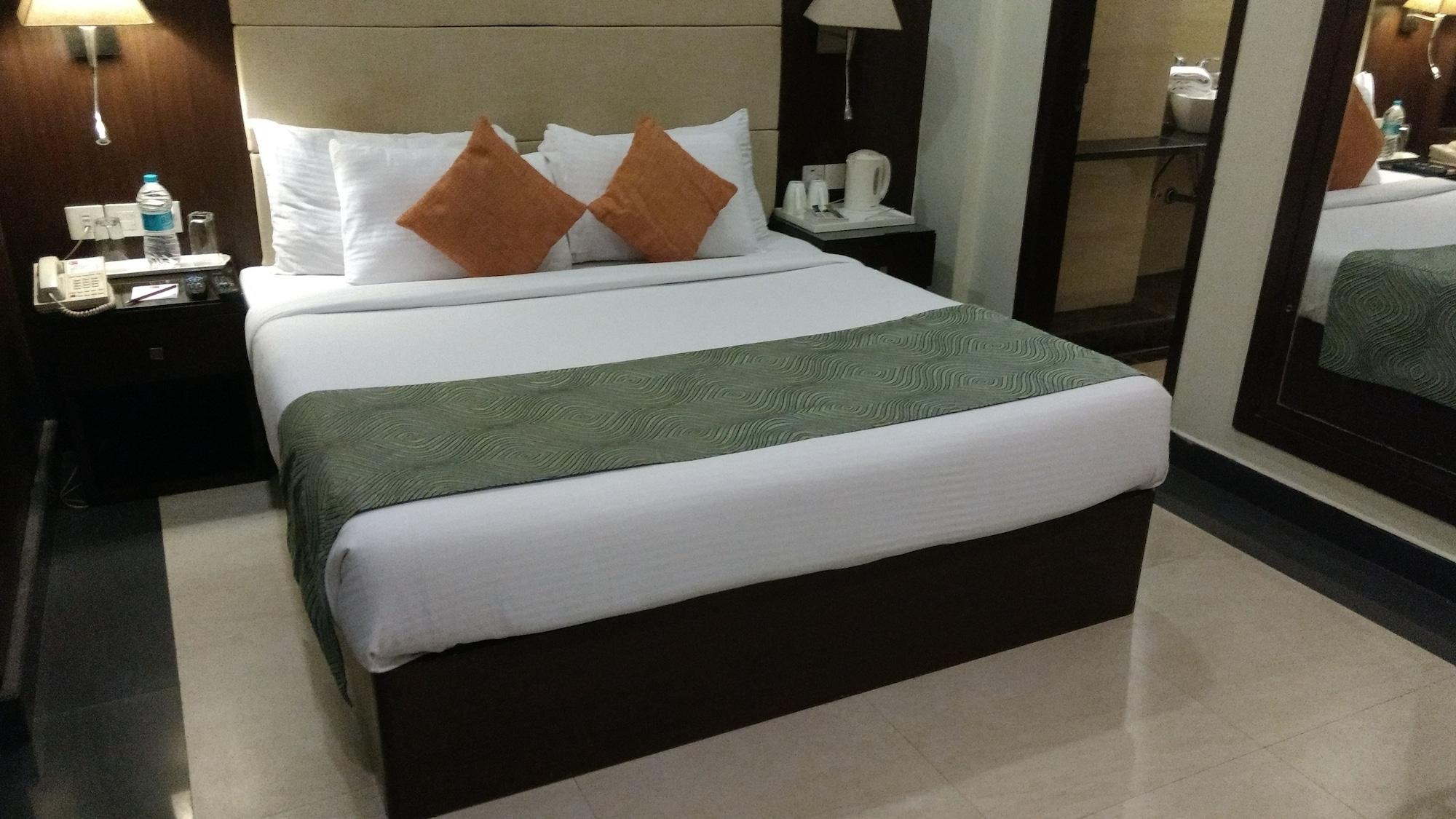 Hotel Ds Clarks Inn Гургаон Екстериор снимка