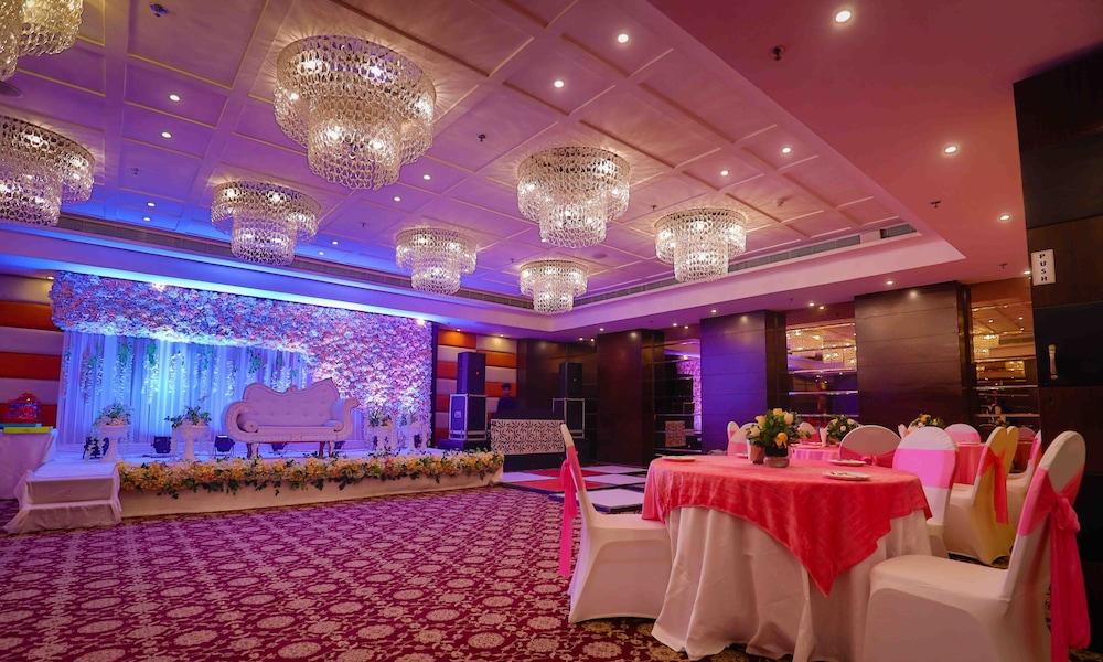 Hotel Ds Clarks Inn Гургаон Екстериор снимка