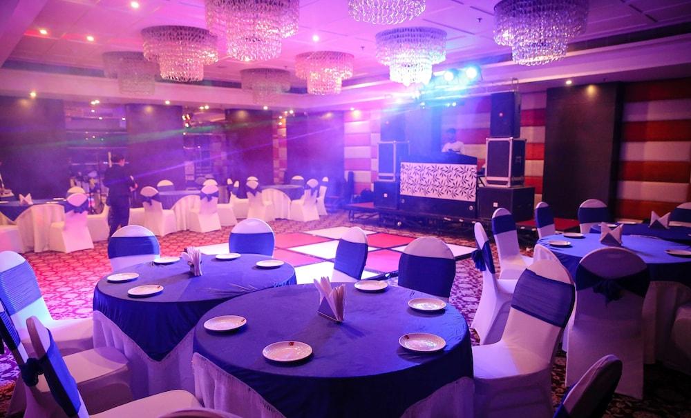 Hotel Ds Clarks Inn Гургаон Екстериор снимка